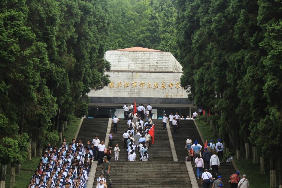 6月10日，全體員工參觀(guān)井岡山革命烈士陵園，并向革命烈士陵園敬獻花圈。