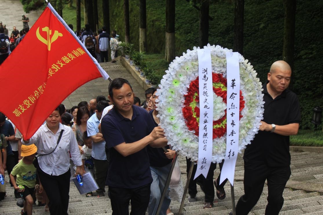 6月10日，全體員工參觀(guān)井岡山革命烈士陵園，并向革命烈士陵園敬獻花圈。